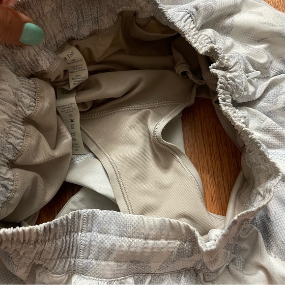 Lululemon Hotty Hot Short II *2.5" in Jasmine White Multi / White shorts size 8 - Picture 10 of 14